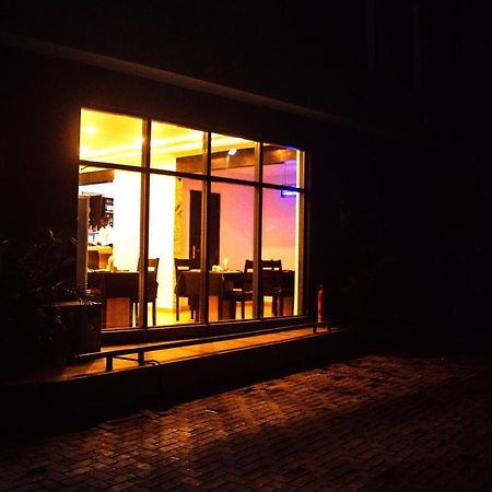 Hotel Capitol Ikeja Buitenkant foto