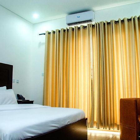 Hotel Capitol Ikeja Buitenkant foto