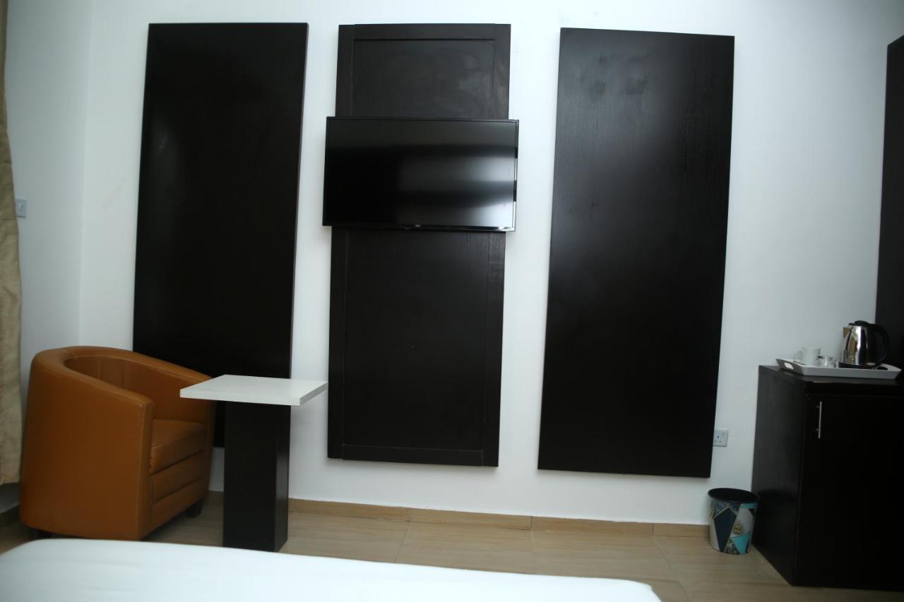 Hotel Capitol Ikeja Buitenkant foto