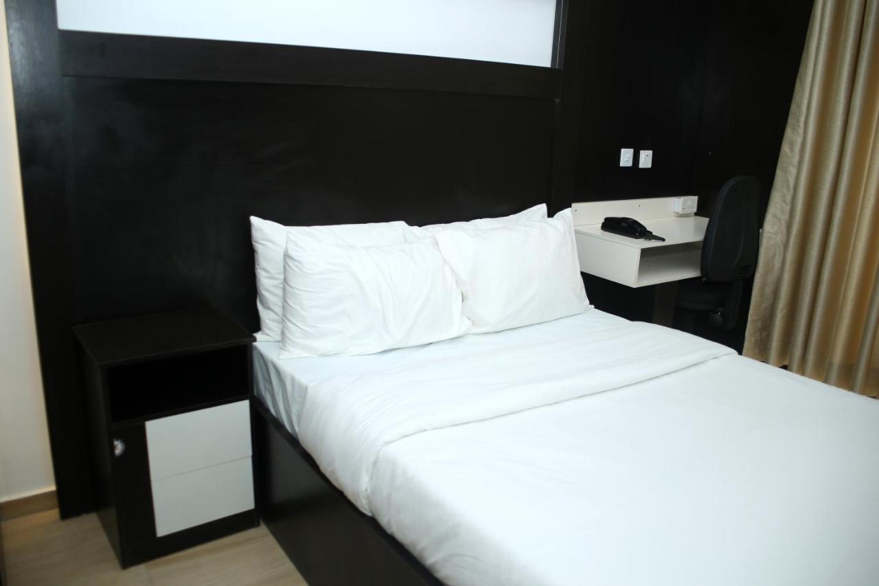 Hotel Capitol Ikeja Buitenkant foto