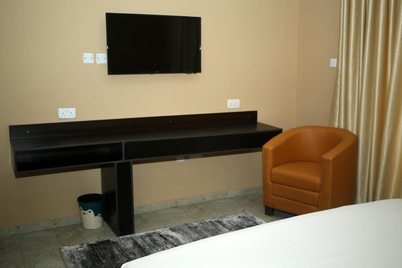 Hotel Capitol Ikeja Buitenkant foto