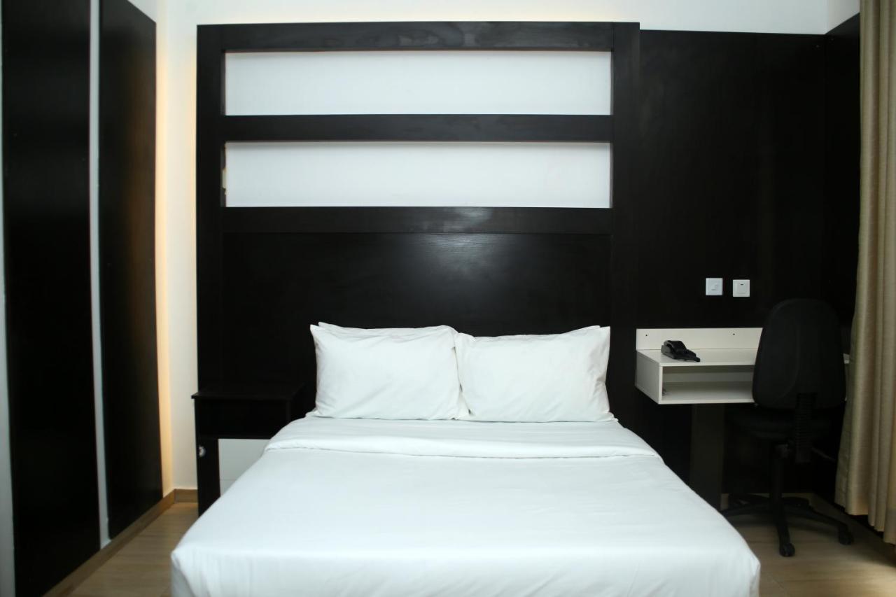 Hotel Capitol Ikeja Buitenkant foto