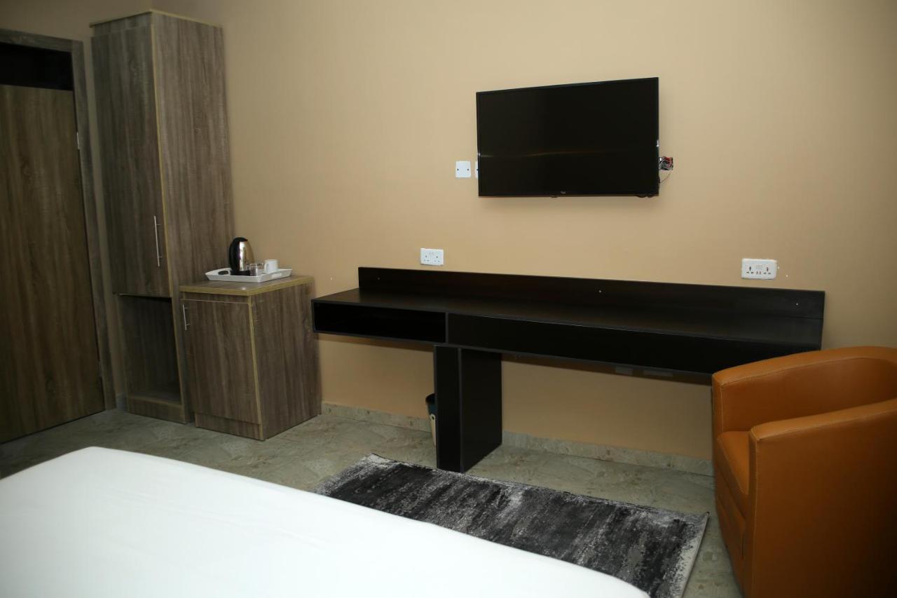 Hotel Capitol Ikeja Buitenkant foto