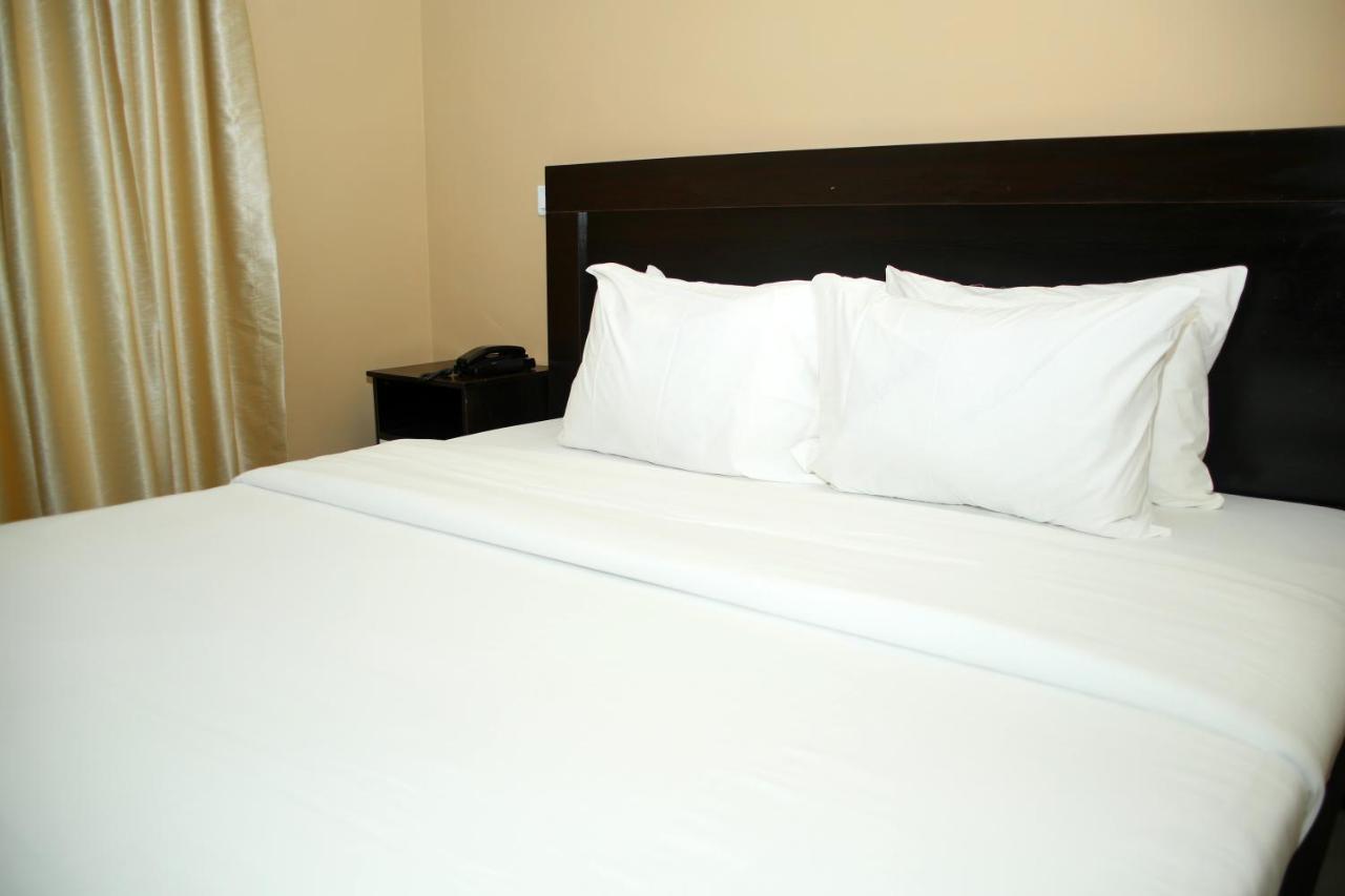 Hotel Capitol Ikeja Buitenkant foto