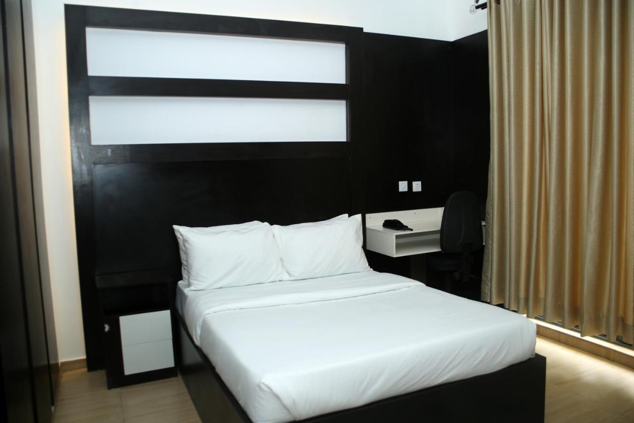 Hotel Capitol Ikeja Buitenkant foto