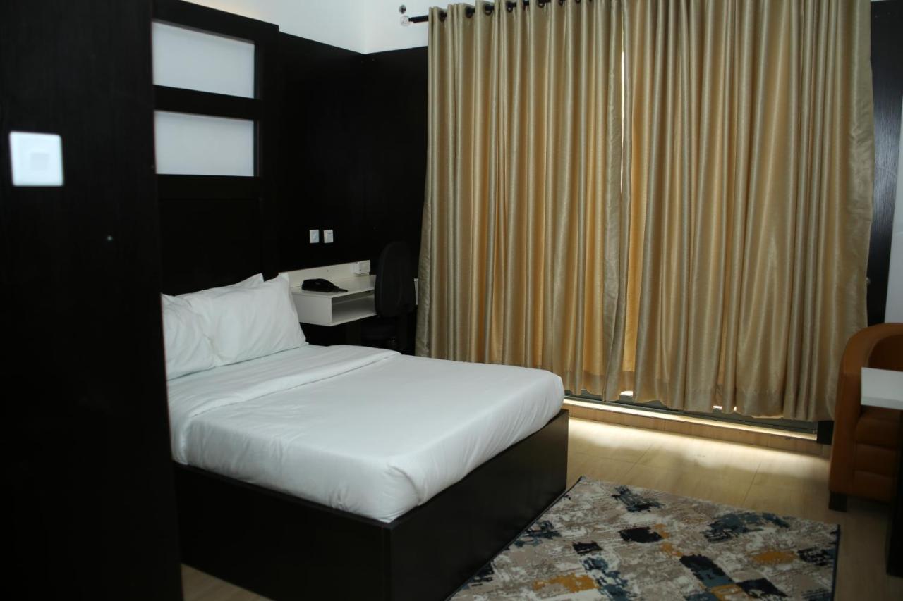 Hotel Capitol Ikeja Buitenkant foto