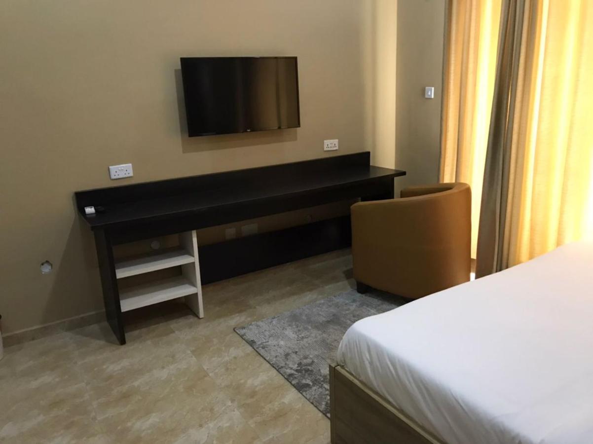 Hotel Capitol Ikeja Buitenkant foto