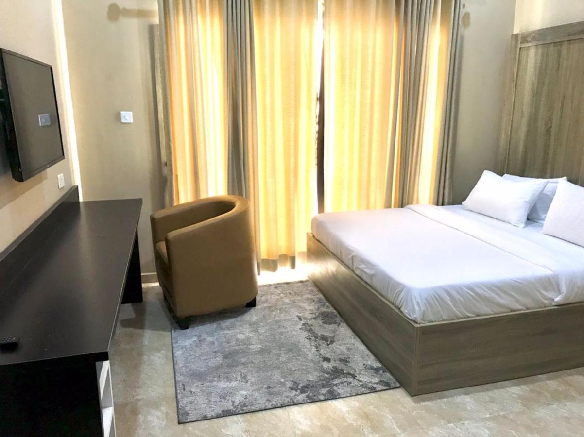 Hotel Capitol Ikeja Buitenkant foto