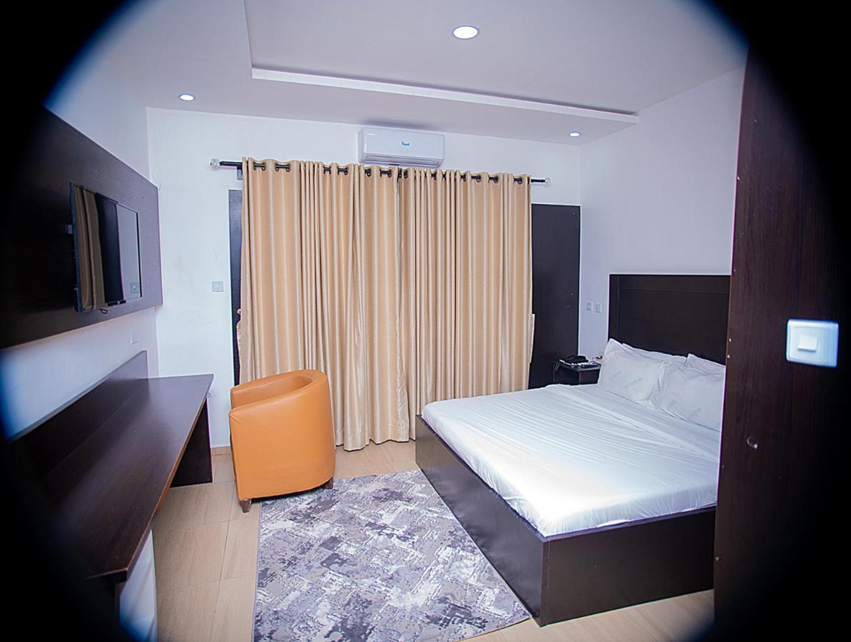 Hotel Capitol Ikeja Buitenkant foto