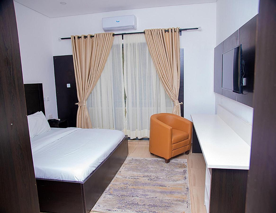Hotel Capitol Ikeja Buitenkant foto