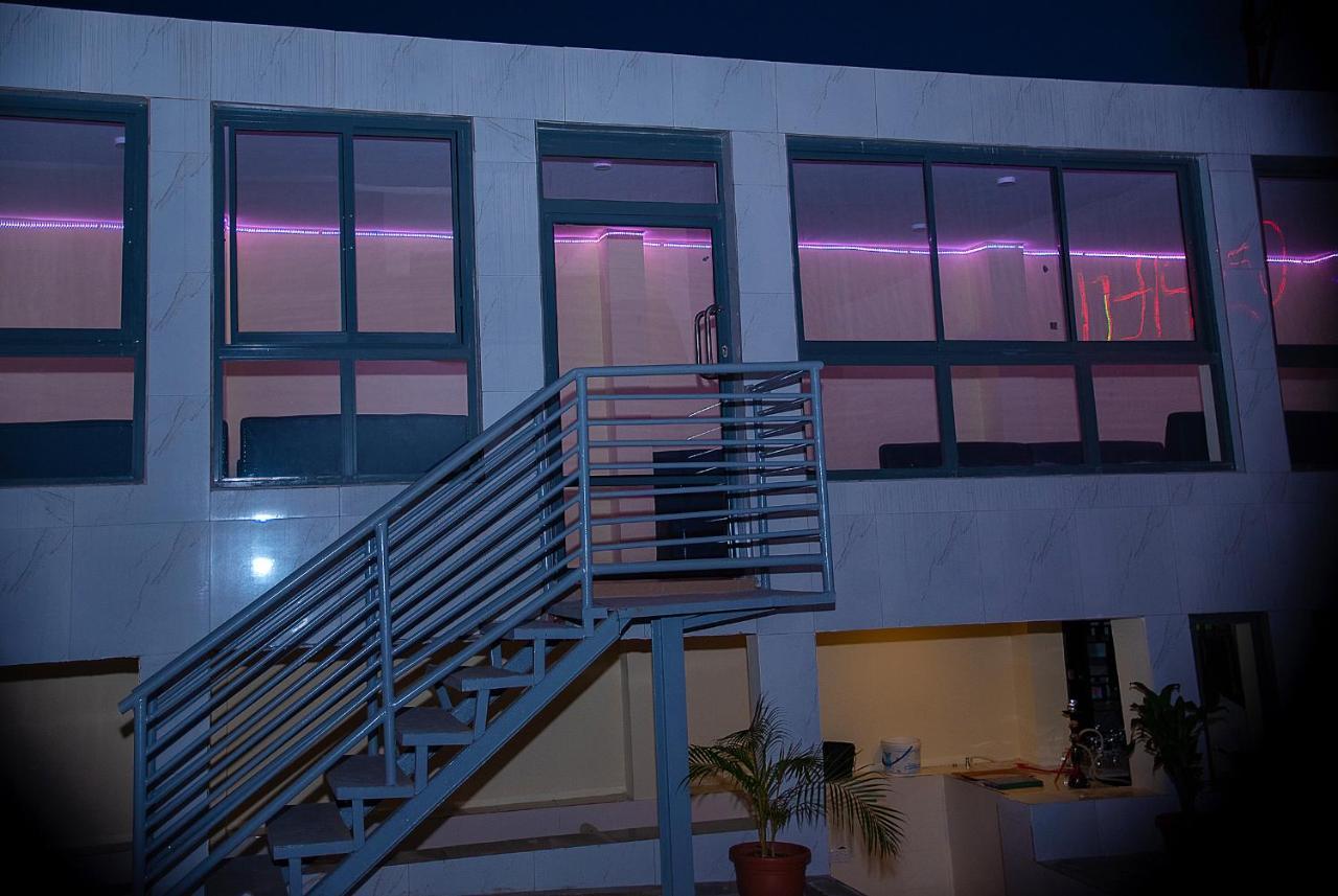 Hotel Capitol Ikeja Buitenkant foto