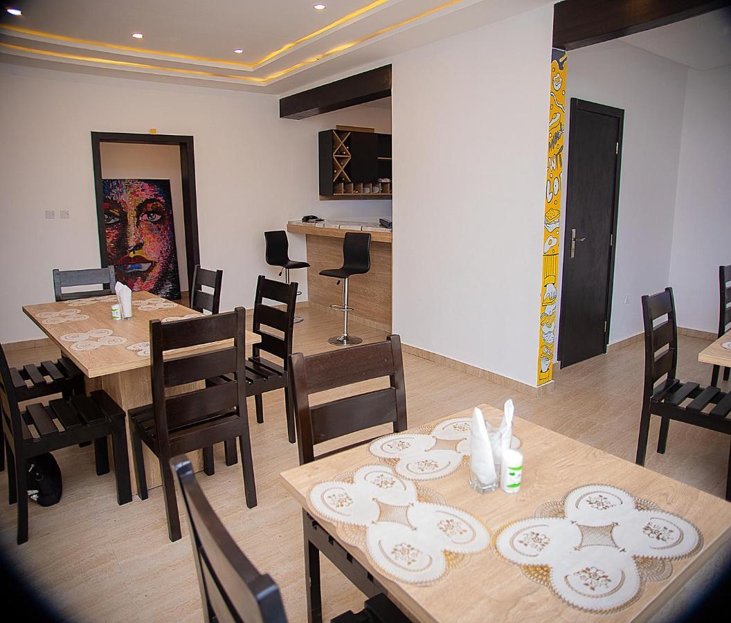 Hotel Capitol Ikeja Buitenkant foto