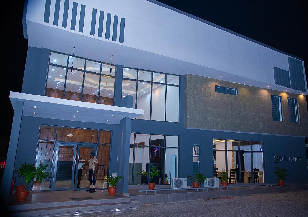 Hotel Capitol Ikeja Buitenkant foto