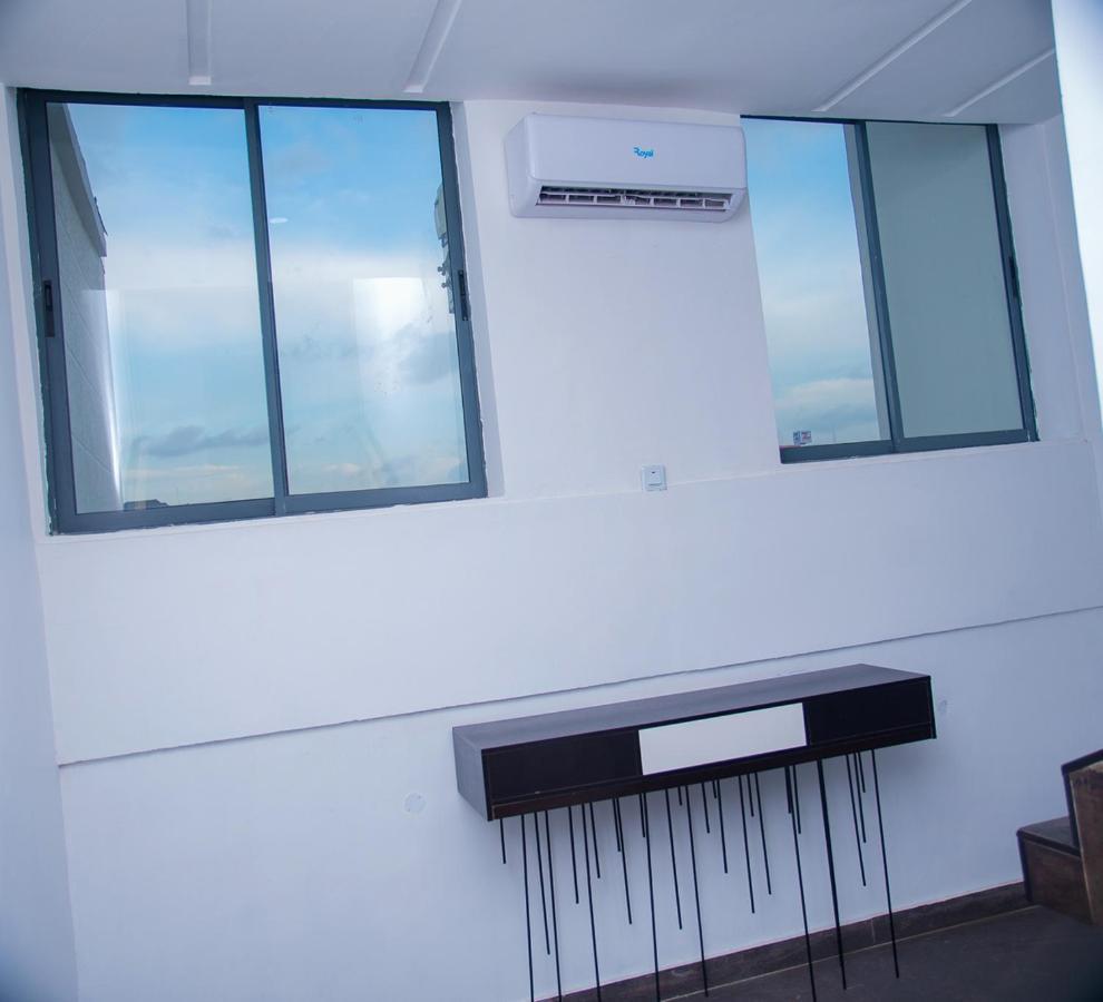 Hotel Capitol Ikeja Buitenkant foto