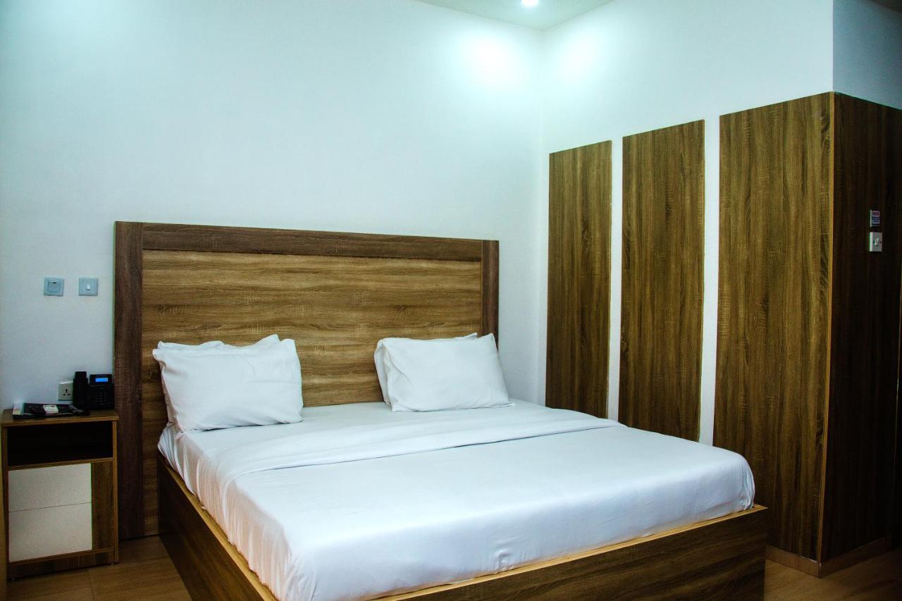 Hotel Capitol Ikeja Buitenkant foto