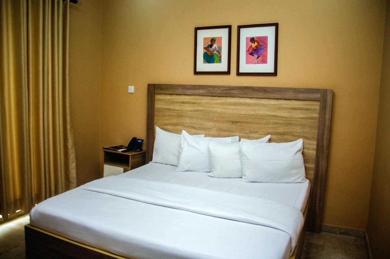 Hotel Capitol Ikeja Buitenkant foto