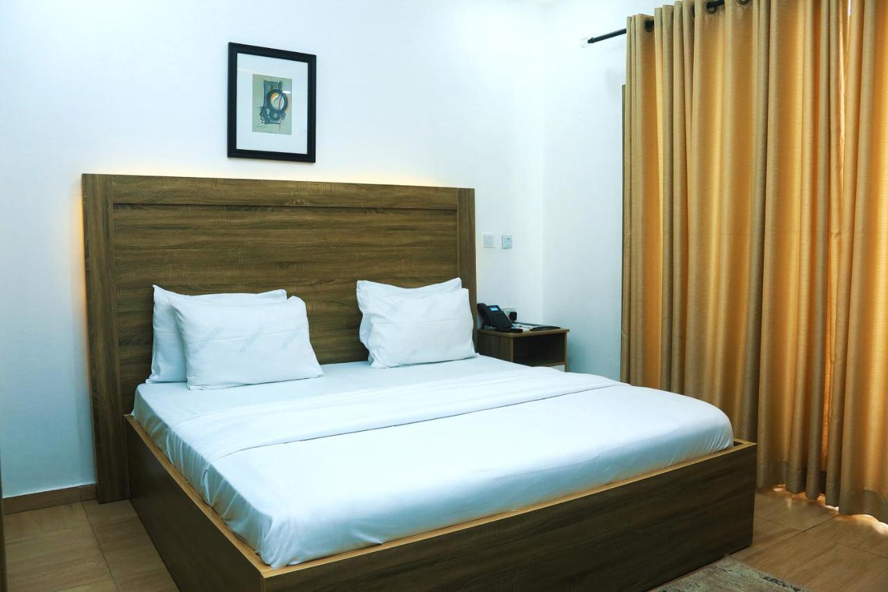 Hotel Capitol Ikeja Buitenkant foto