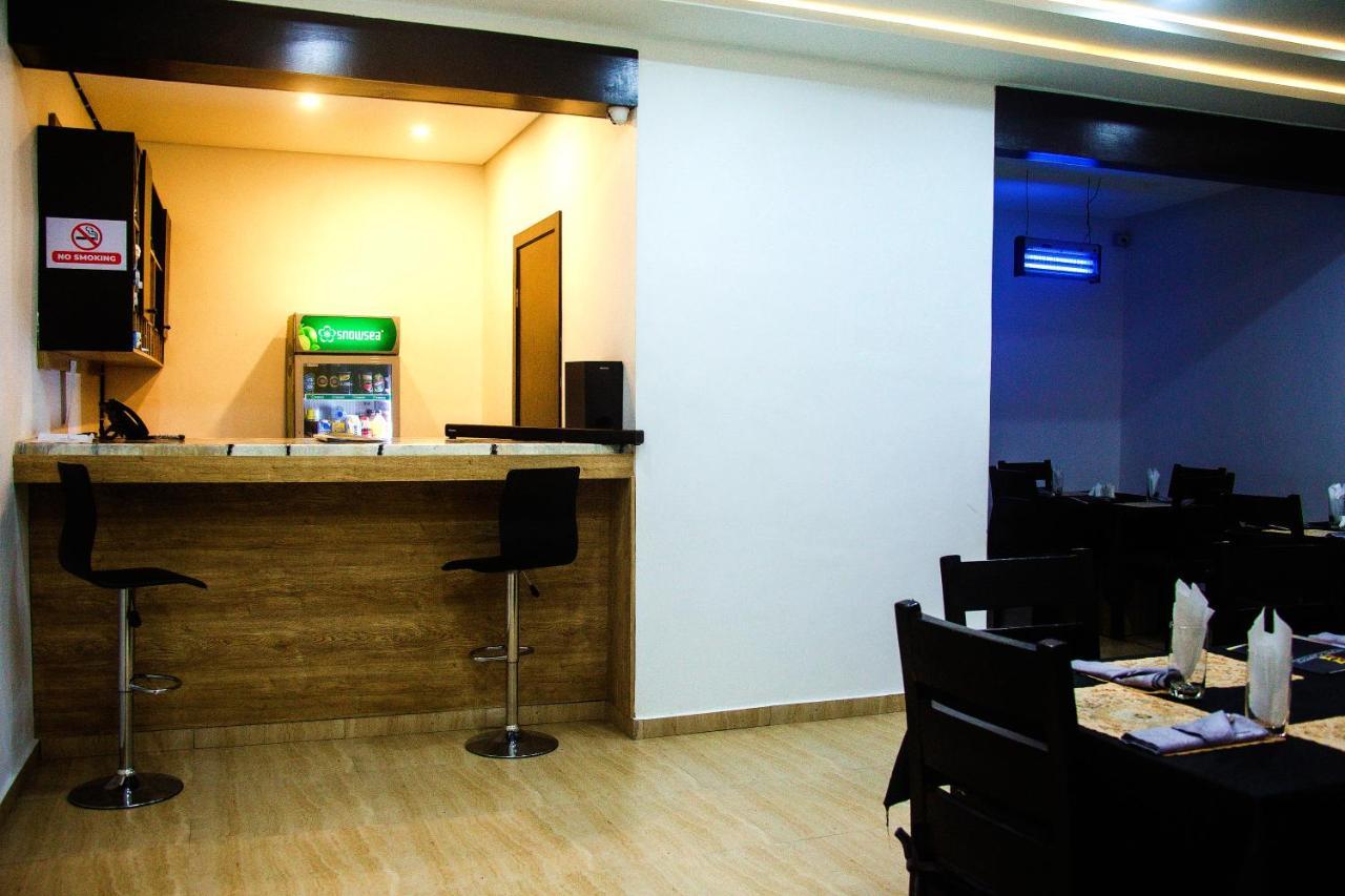 Hotel Capitol Ikeja Buitenkant foto