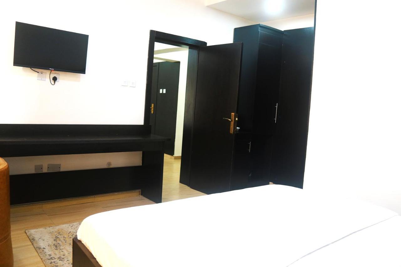 Hotel Capitol Ikeja Buitenkant foto