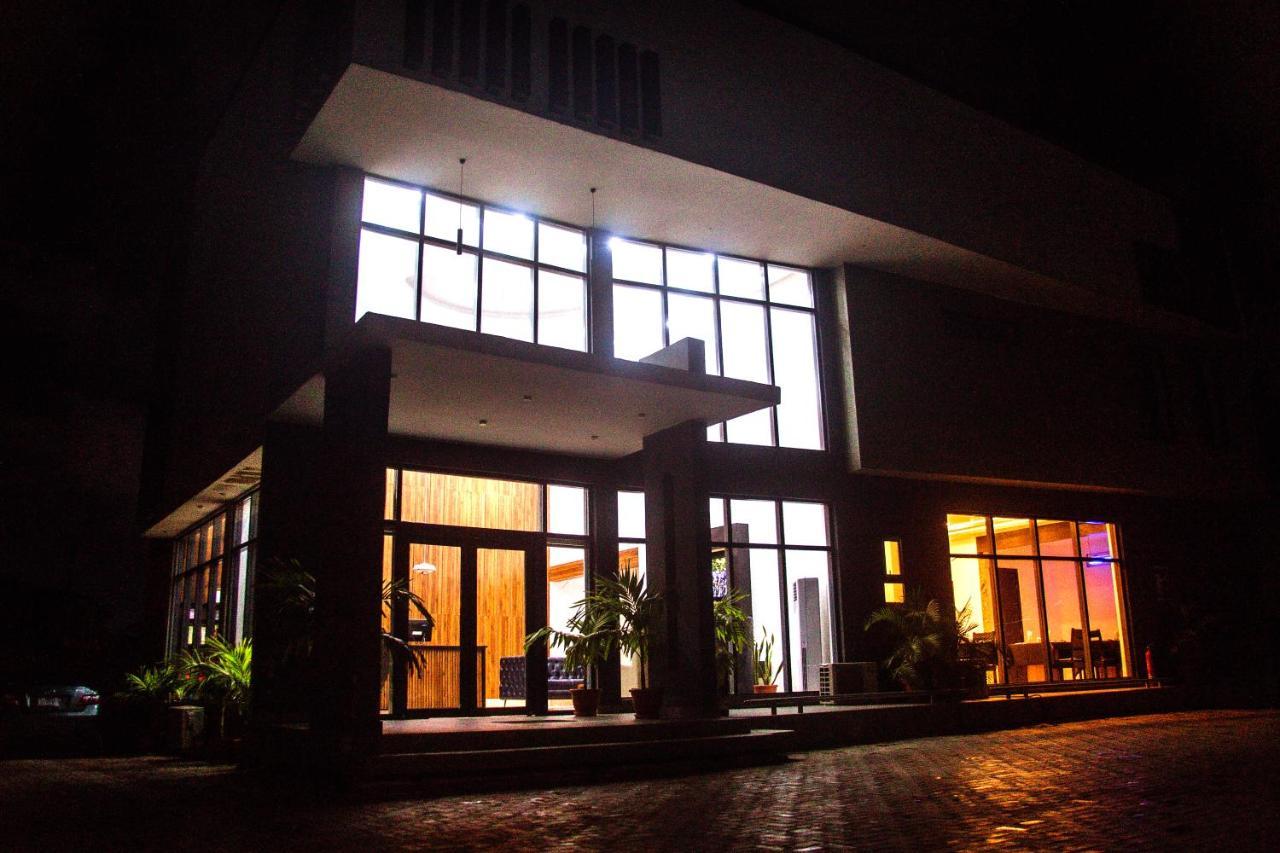 Hotel Capitol Ikeja Buitenkant foto