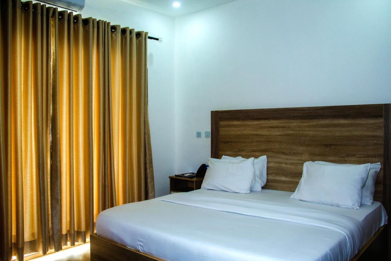Hotel Capitol Ikeja Buitenkant foto