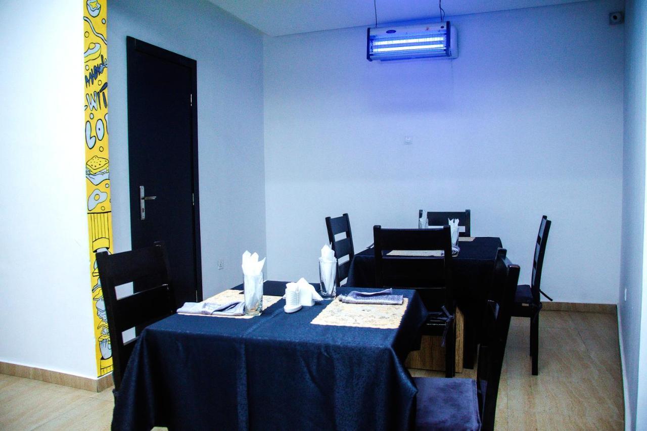 Hotel Capitol Ikeja Buitenkant foto