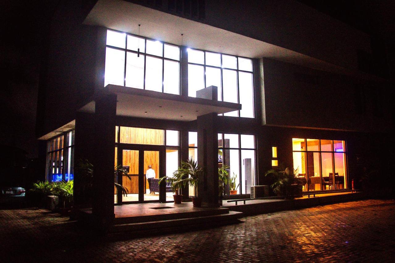 Hotel Capitol Ikeja Buitenkant foto