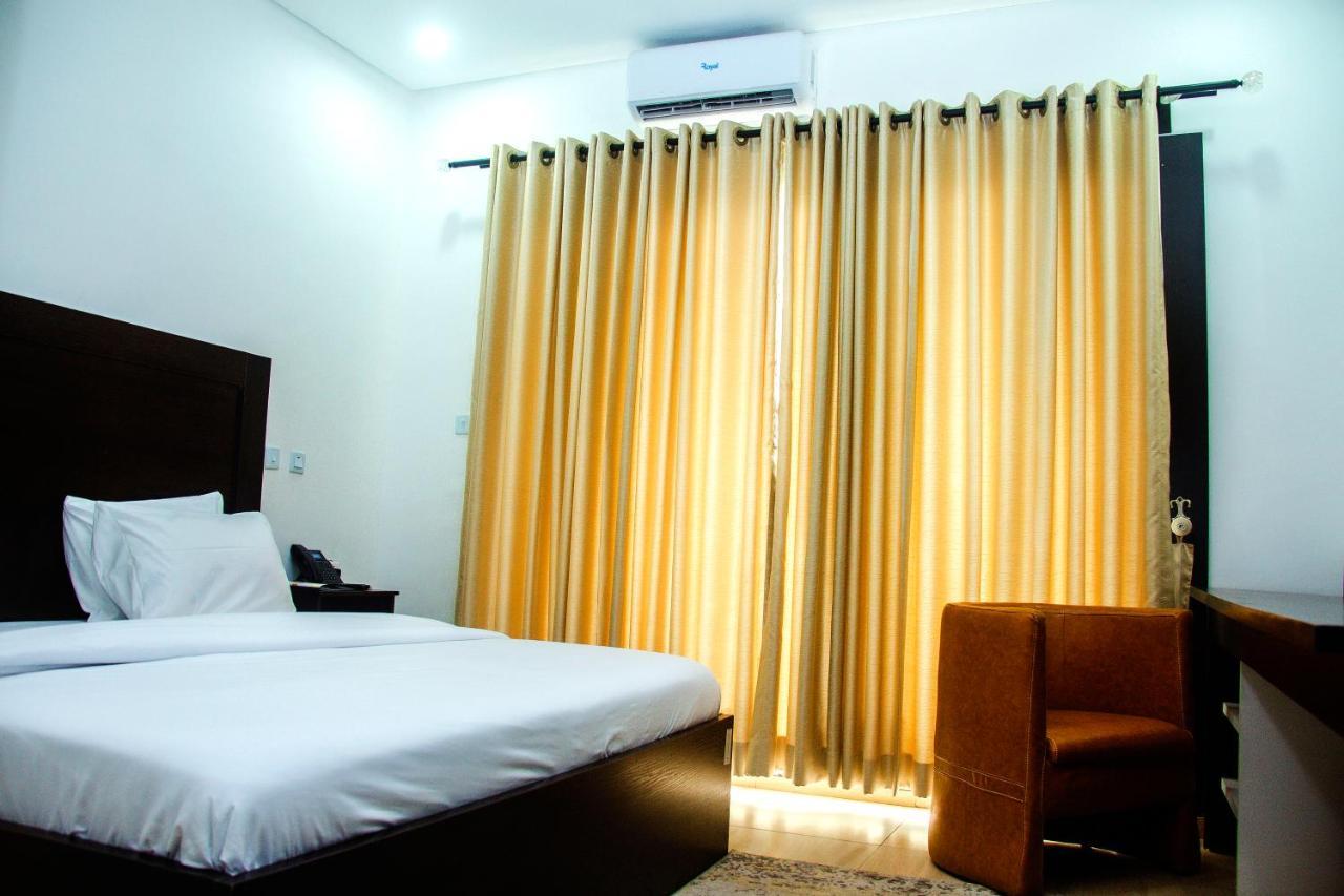 Hotel Capitol Ikeja Buitenkant foto