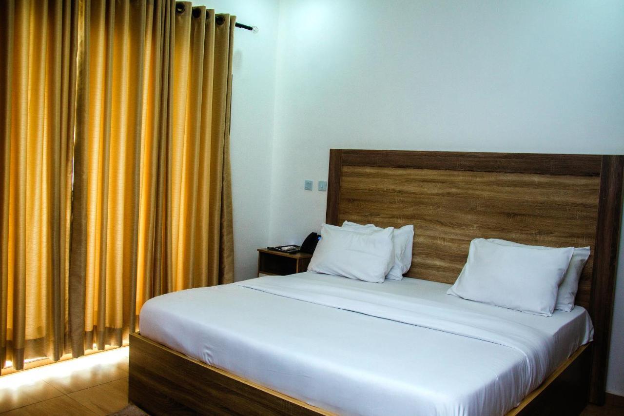 Hotel Capitol Ikeja Buitenkant foto