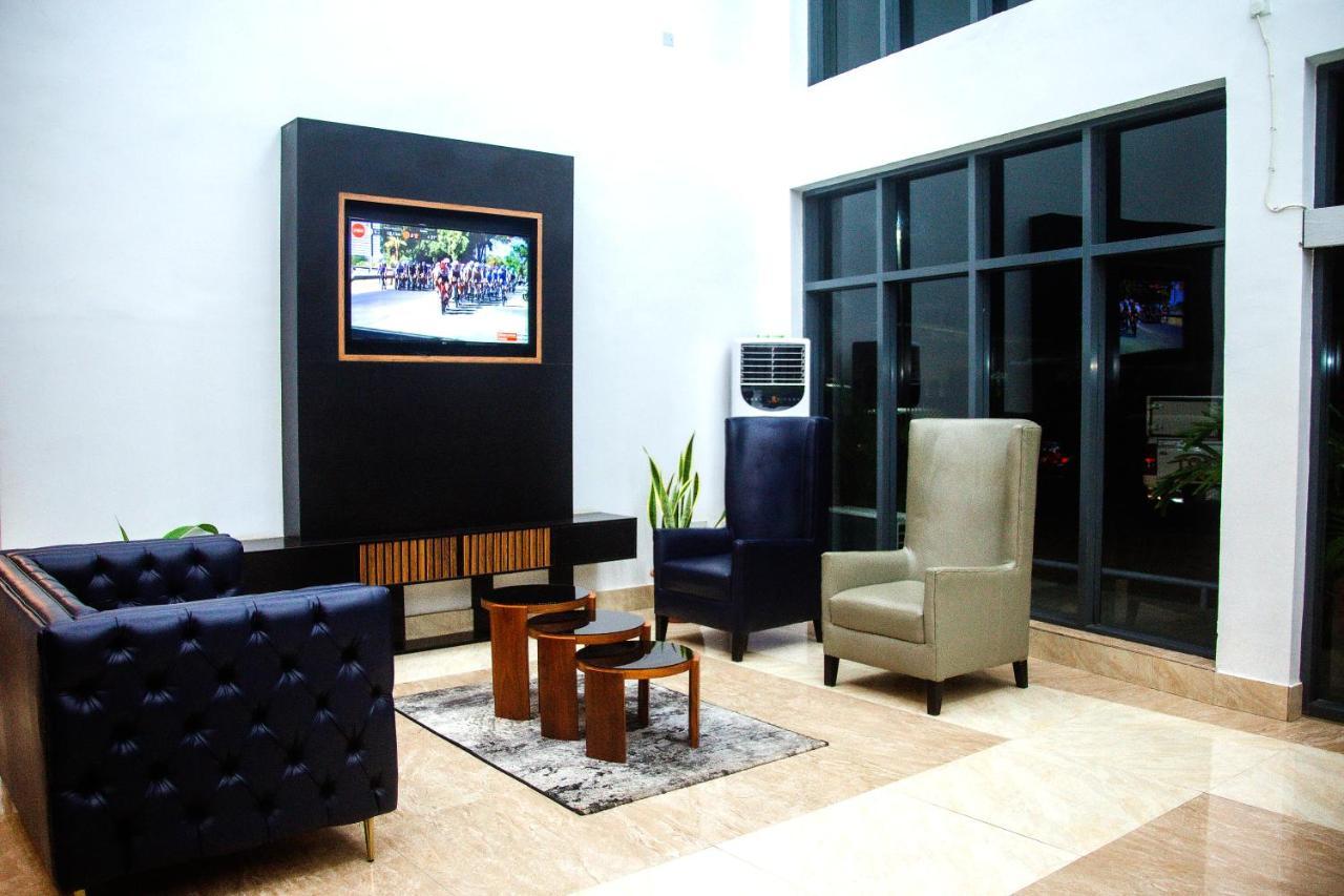 Hotel Capitol Ikeja Buitenkant foto
