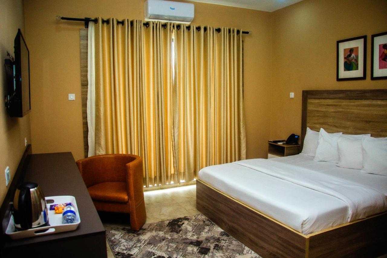 Hotel Capitol Ikeja Buitenkant foto
