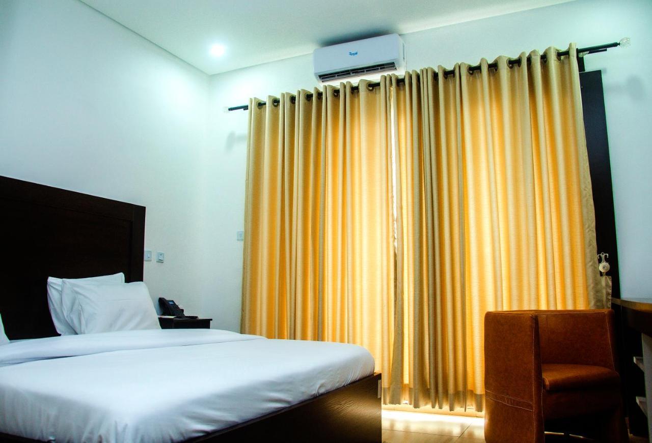 Hotel Capitol Ikeja Buitenkant foto