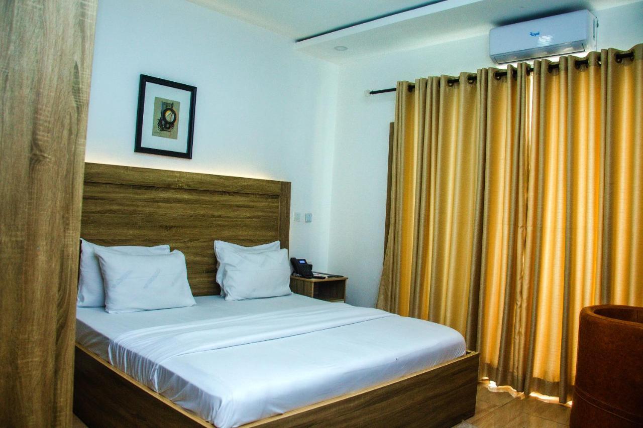 Hotel Capitol Ikeja Buitenkant foto