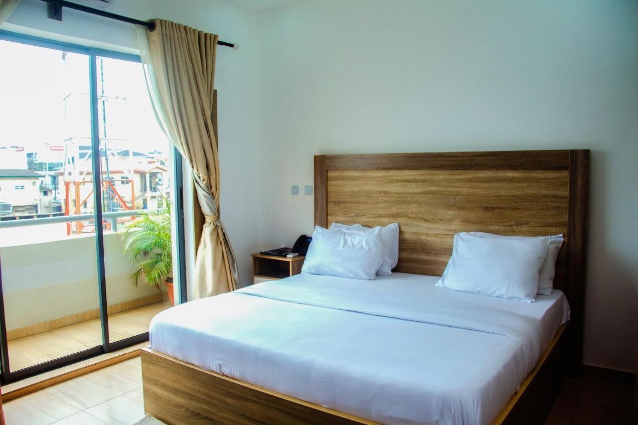 Hotel Capitol Ikeja Buitenkant foto