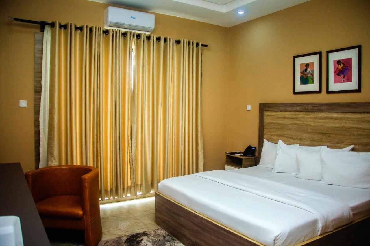 Hotel Capitol Ikeja Buitenkant foto