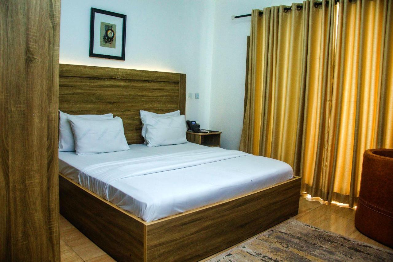 Hotel Capitol Ikeja Buitenkant foto