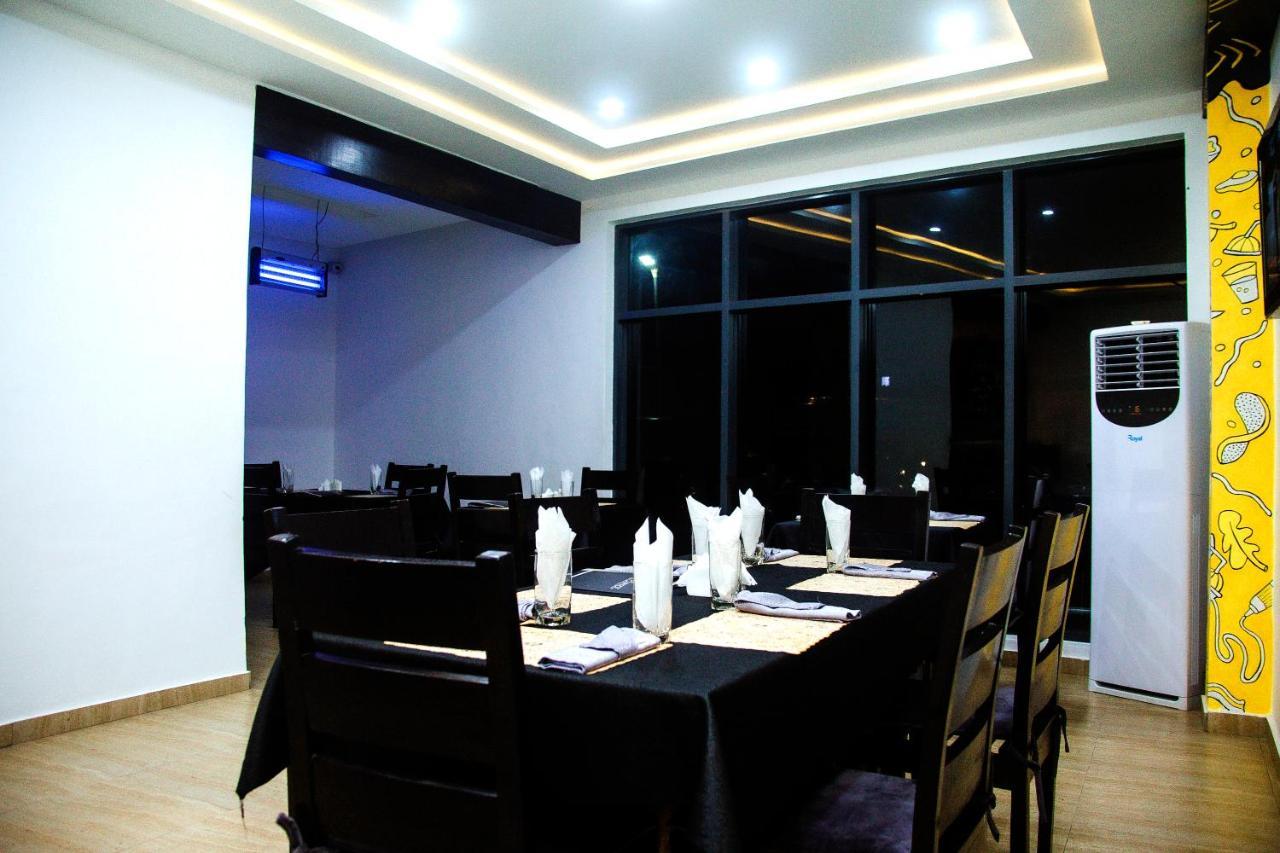 Hotel Capitol Ikeja Buitenkant foto