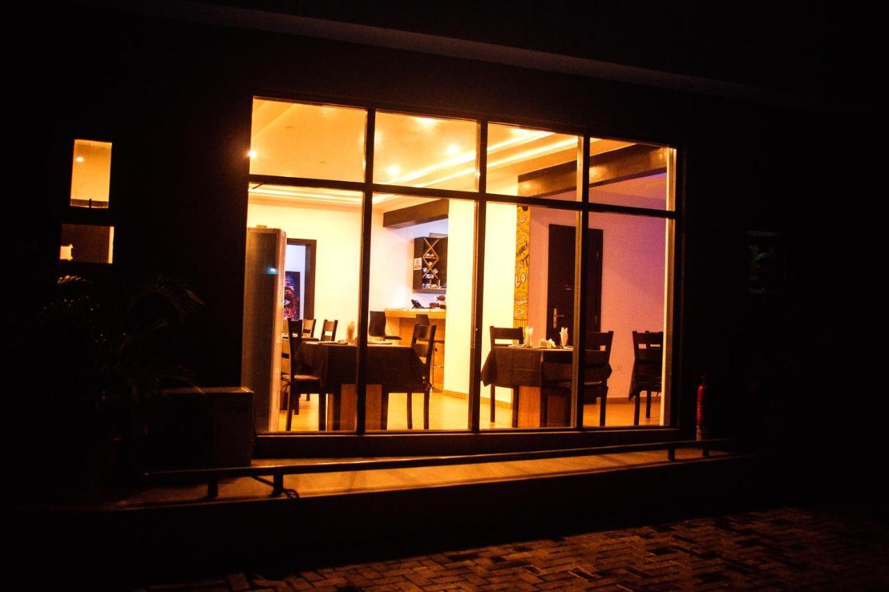Hotel Capitol Ikeja Buitenkant foto