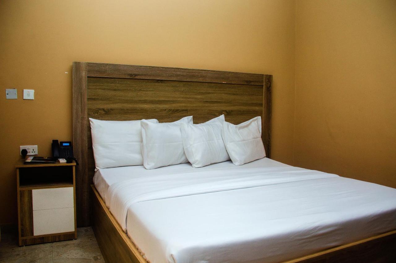 Hotel Capitol Ikeja Buitenkant foto