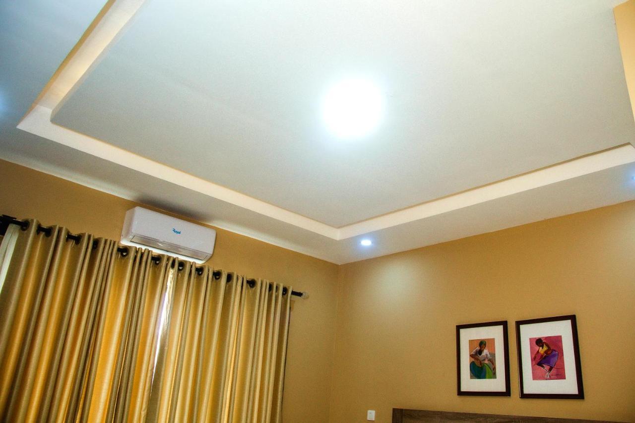 Hotel Capitol Ikeja Buitenkant foto
