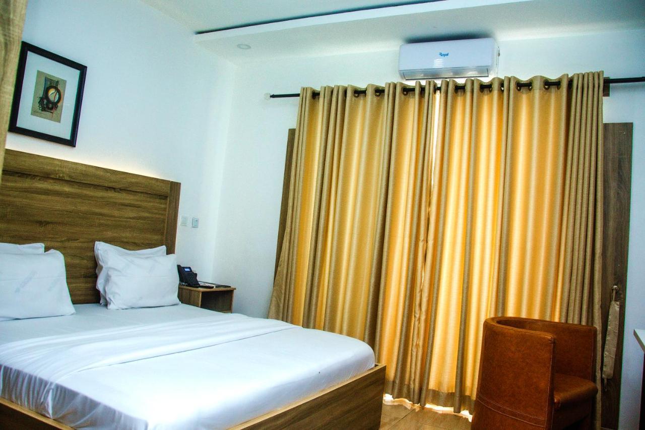 Hotel Capitol Ikeja Buitenkant foto
