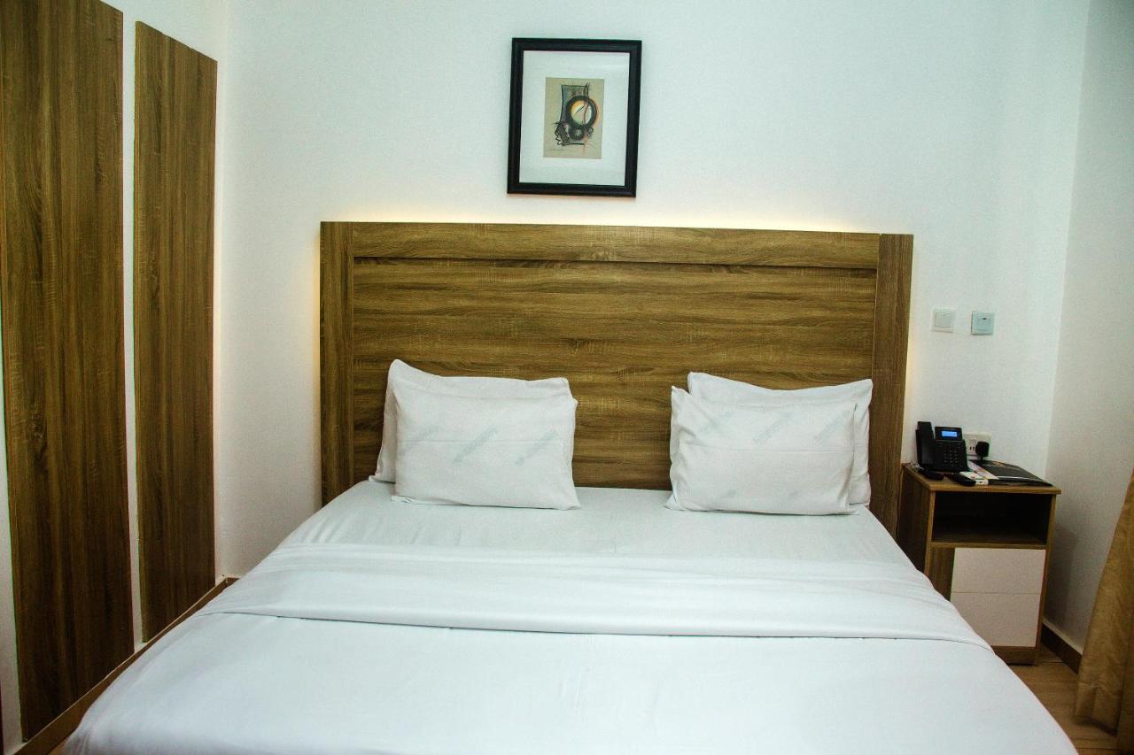 Hotel Capitol Ikeja Buitenkant foto