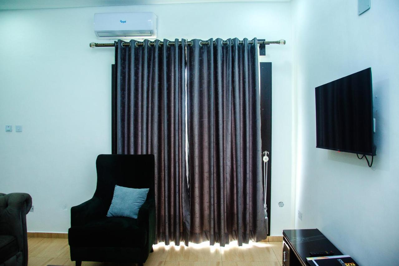 Hotel Capitol Ikeja Buitenkant foto