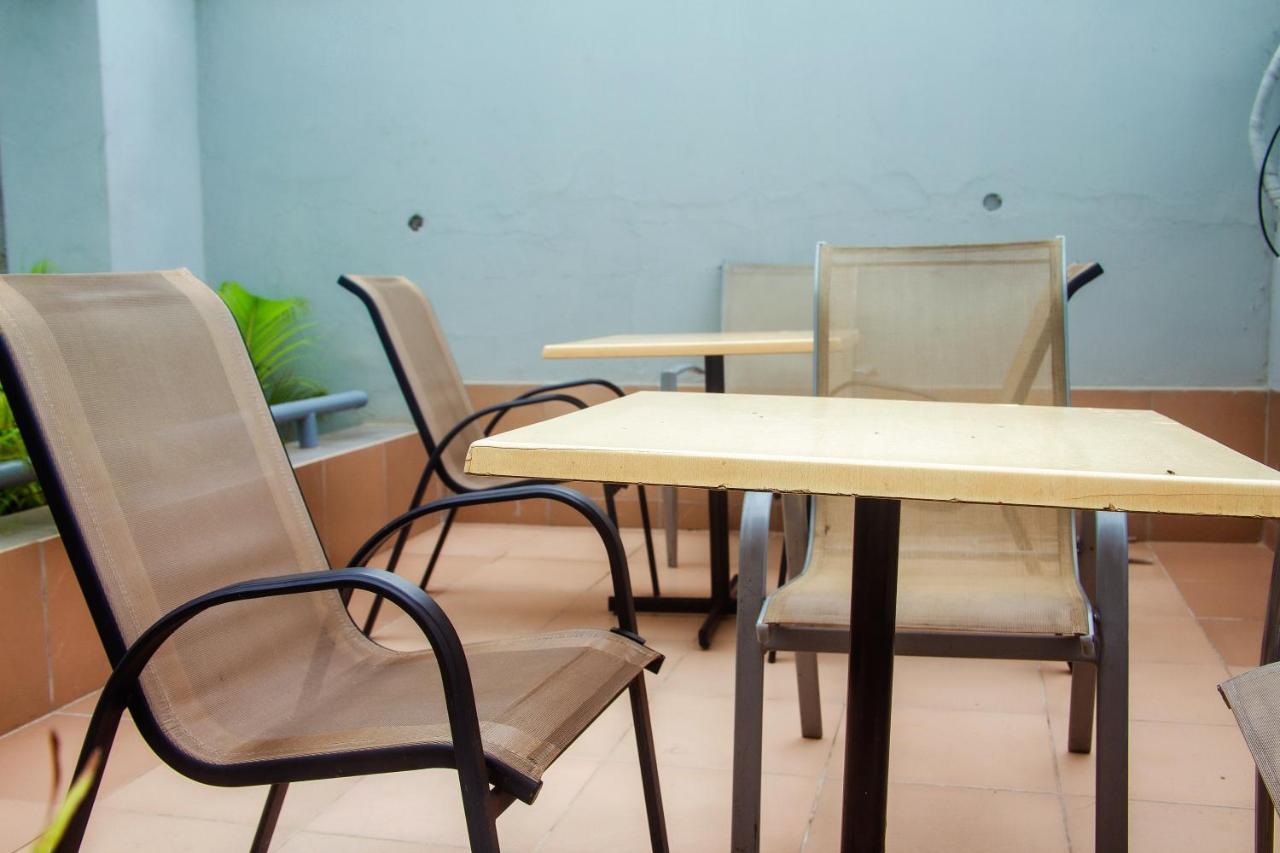 Hotel Capitol Ikeja Buitenkant foto